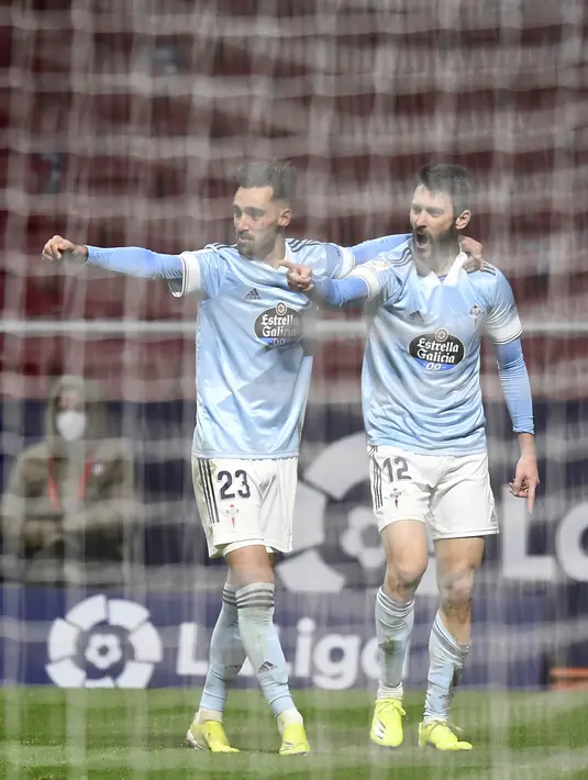 Penyerang Celta Vigo, Facundo Ferreyra berselebrasi usai mencetak gol ke gawang Atletico Madrid pada pertandingan lanjutan La Liga Spanyol di stadion Wanda Metropolitano di Madrid, Spanyol, Selasa (9/2/2021). Atletico Madrid kini mengumpulkan 51 poin dari 20 pertandingan. (AP Photo/Jose Breton)