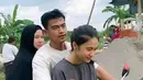 Momen Pratama saat membonceng sang ibunda dan juga sang istri yang duduk di depan. Unggahan video tersebut berhasil menarik perhatian warganet hingga viral. [Youtube/momenbucin]