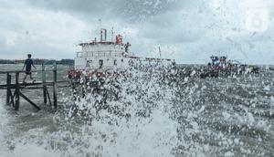 Gelombang tinggi dan angin kencang menghantam pesisir Jakarta, Kamis (9/1/2020). Pemprov DKI Jakarta melalui Dinas Sumber Daya Air (SDA) memetakan kawasan yang rawan diterjang banjir rob selama cuaca ekstrem melanda Jakarta pada 9 hingga 12 Januari 2020. (merdeka.com/Imam Buhori)
