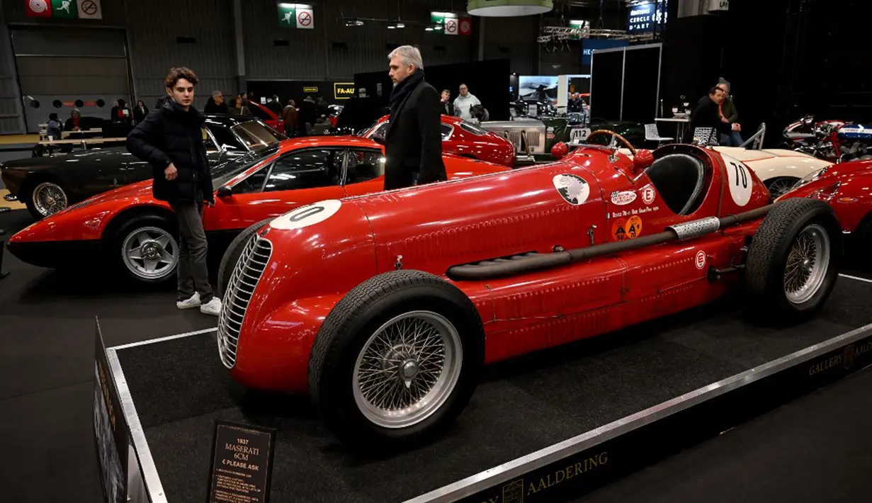 Seorang pengunjung melihat Maserati 6CM 1937 yang dipamerkan pada pameran mobil klasik internasional Retromobile edisi ke-47 di Paris Expo Porte de Versailles, Paris, Prancis, 31 Januari 2023. Retromobile yang berlangsung pada tanggal 1 hingga 5 Februari 2023 menawarkan kesempatan kepada pengunjung untuk menemukan kembali model dan koleksi mobil klasik. (Emmanuel DUNAND/AFP)