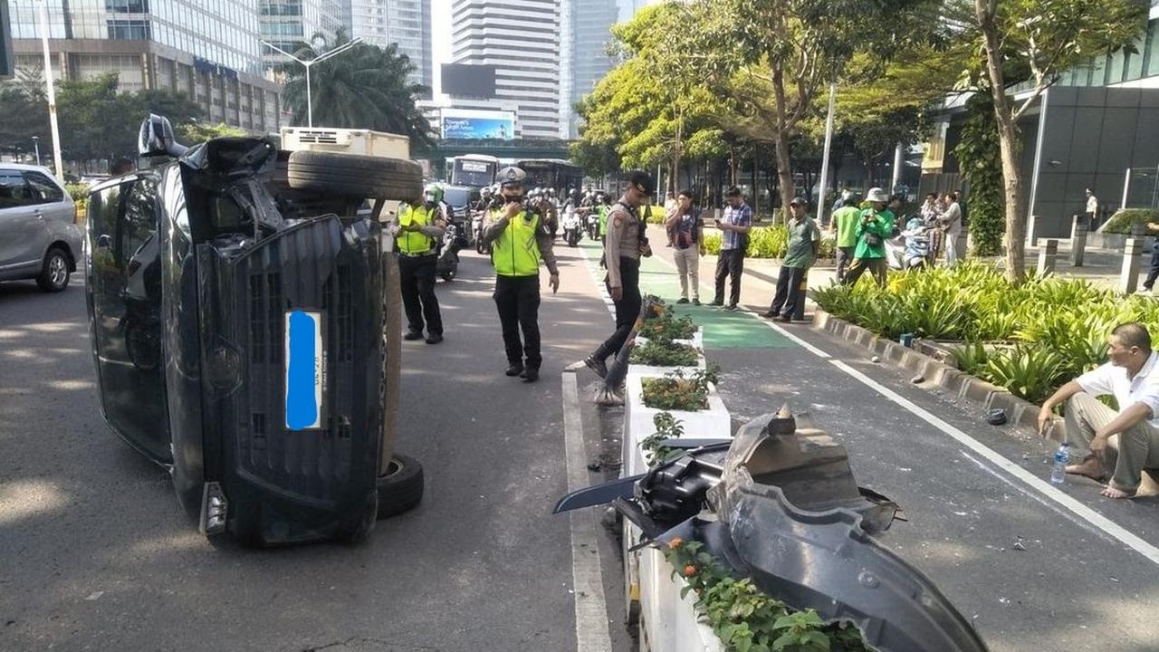 Mobil Terbalik di Jalan Sudirman, Jakarta.