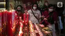 Warga Tionghoa membakar dupa saat sembahyang Tahun Baru Imlek 2573 di Vihara Avalokitesvara, Tangerang Selatan, Banten, Selasa (1/2/2022). Pengelola Vihara memberlakukan pengaturan waktu dan jumlah pengunjung dengan ketentuan protokol kesehatan Covid-19 yang berlaku. (Liputan6.com/Faizal Fanani)