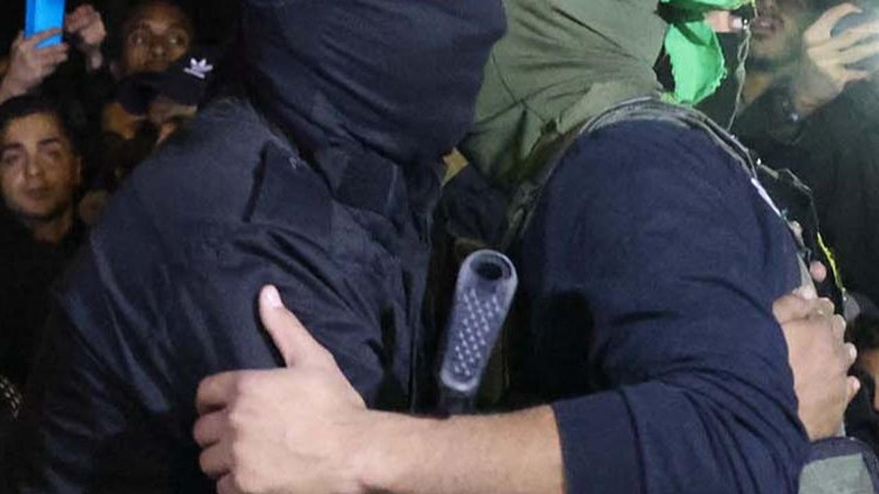 Kali ini, Brigade Al-Qassam membebaskan sandera bersama-sama dengan pasukan Al-Quds, sayap militer Jihad Islam yang merupakan sekutu Hamas di Jalur Gaza.