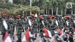 Personel TNI berbaris saat mengikuti apel Operasi Lilin Jaya 2020 di Lapangan Silang Monas, Jakarta, Senin (21/12/2020). Operasi Lilin Jaya 2020 melibatkan personel TNI, Polisi, Dishub, Satpol PP, Damkar, dan tenaga medis Covid-19. (merdeka.com/Iqbal S. Nugroho)