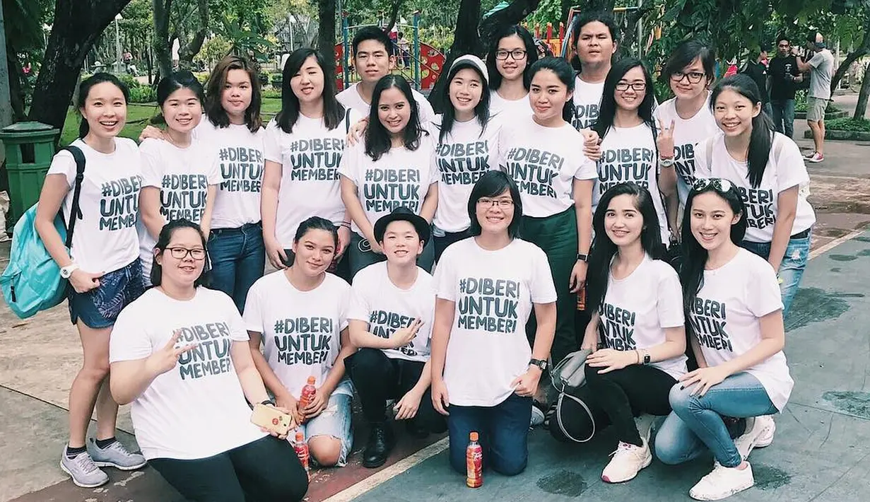 Tidak hanya berparass menawan, namun Sonia juga ternyata berhati lembut. Terlihat ia sedang mengikuti kegiatan sosial bersama dengan teman-temannya yang lain. Tak heran kan kalau Sonia menang sebagai Puteri Indonesia 2018? (Instagram/soniafergina)