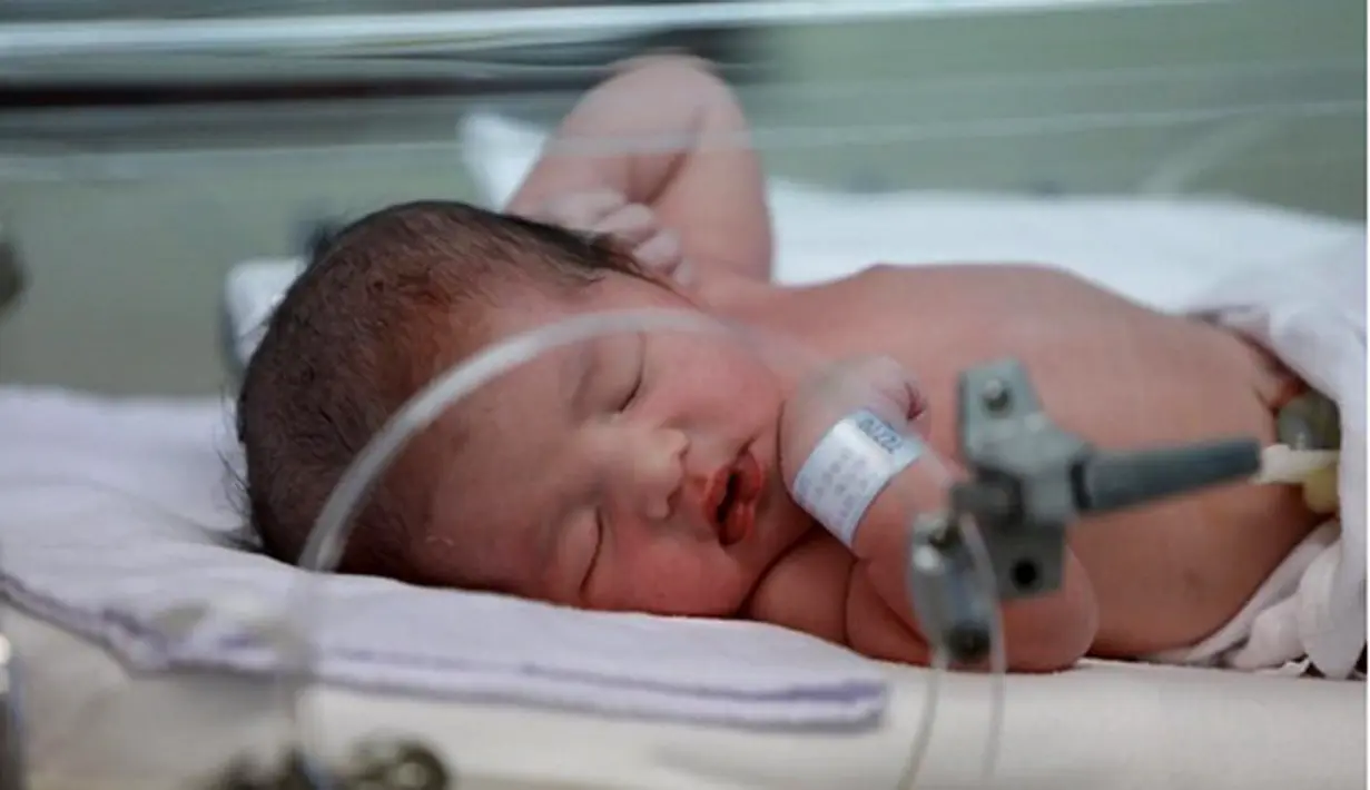 Kabar bahagia dari pasangan Anang Hermansyah dan Ashaty. Hari ini, bertepatan dengan Hari Sumpah Pemuda, Ashanty melahirkan anak keduanya. (Instagram/aurelie.hermansyah)