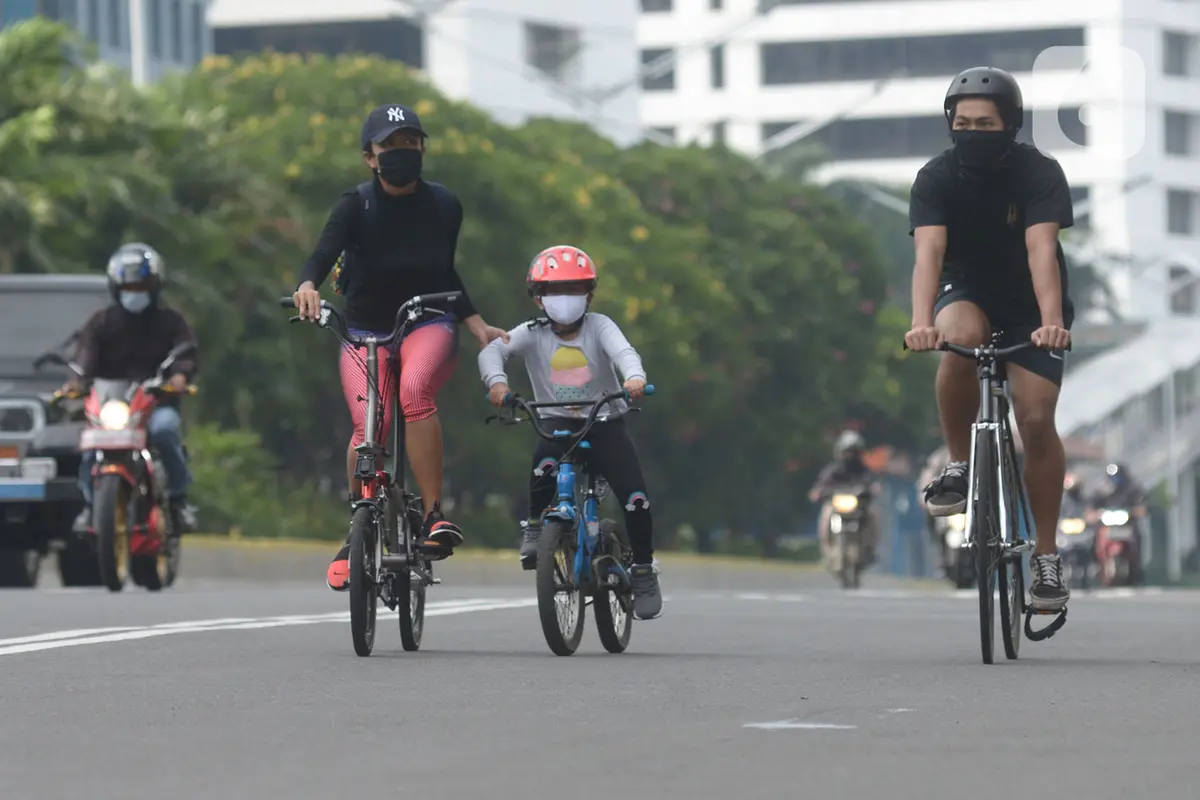 Warga Manfaatkan Libur Panjang dengan Bersepeda