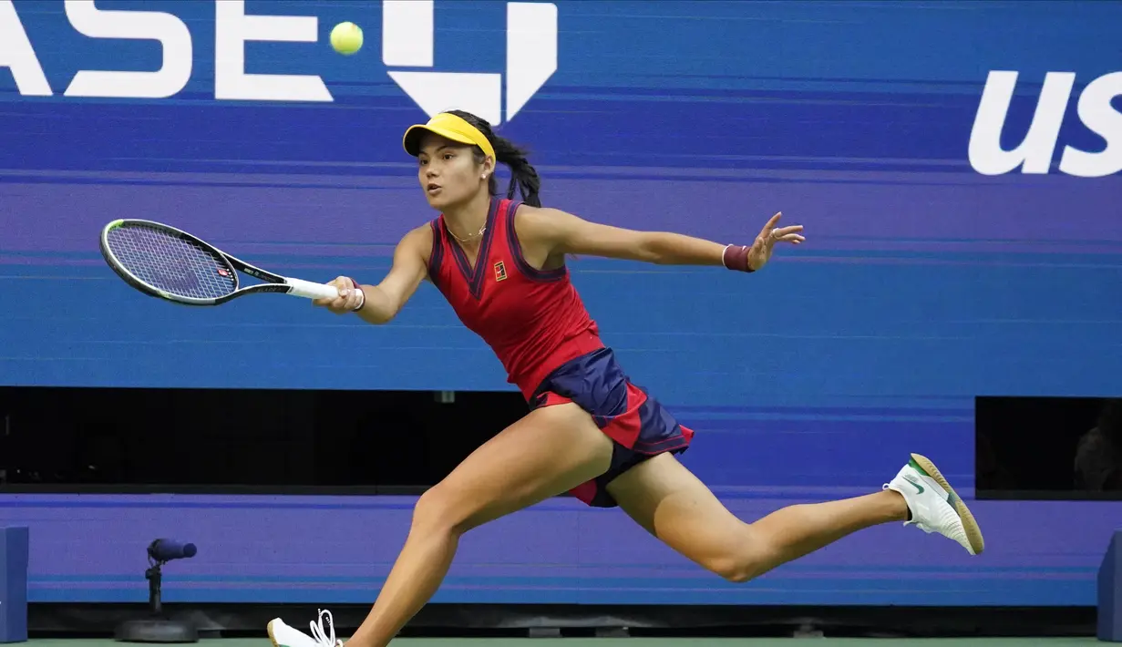 Petenis Inggris, Emma Raducanu berusaha mengembalikan bola pukulan Leylah Fernandez dari Kanada pada final tunggal putri US Open 2021 di Arthur Ashe Stadium, New York, Minggu (12/9/2021). Raducanu menang dua set langsung atas Leylah dengan 6-4 dan 6-3. (AP Photo/Seth Wenig)