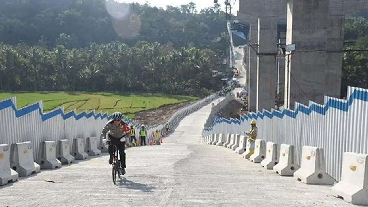 Sepeda nanjak di Jembatan Kali Kenteng