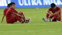 Gelandang Timnas Indonesia, Andik Vermansyah (kiri) tertunduk usai melawan Malaysia pada laga perdana Grup G Penyisihan Kualifikasi Piala Dunia 2022 zona Asia di Stadion GBK, Jakarta, Kamis (5/9/2019). Indonesia kalah 2-3. (Liputan6.com/Helmi Fithriansyah)