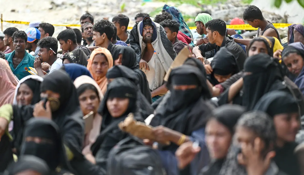 Sebanyak 219 imigran Rohingya kembali mendarat di pesisir Aceh. (CHAIDEER MAHYUDDIN / AFP)