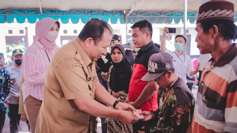 Bupati Jember Hendy Siswanto bagikan BLT Dana Hasil Cukai dan Hasil Tembakaui ke warga Jember (Istimewa)