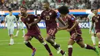 Penyerang Venezuela Salomon Rondon (tengah) merayakan gol pembuka timnya dari titik penalty yang dicetak ke gawang Meksiko pada matchday 2 Grup B Copa America 2024, di Stadion SoFi, Inglewood, Amerika Serikat, Kamis (27/6/2024). (AP Photo/Ryan Sun)