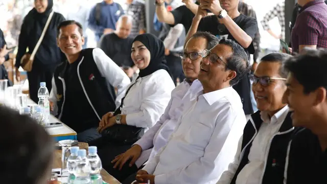 Calon wakil presiden (cawapres) nomor urut tiga, Mahfud MD menghampiri para milenial dan generasi Z di Kota Sabang, Aceh untuk berbincang bersama mengupas keluh kesah dan aspirasi (Istimewa)
