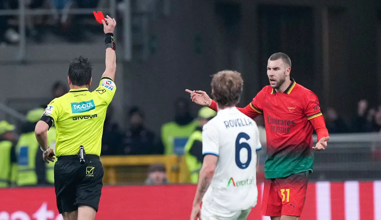 Milan sempat tertinggal lebih dulu akibat gol Mattia Zaccagni di babak pertama. Meski kehilangan Strahinja Pavlovic yang mendapat kartu merah, Rossoneri mampu bangkit dan menyamakan skor lewat aksi Samuel Chukwueze. (AP Photo/Antonio Calanni)