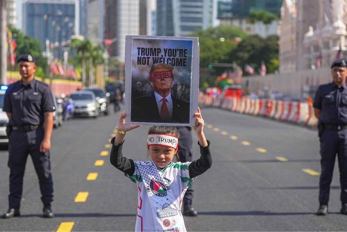 FOTO: Warga Malaysia Serukan Hentikan Agresi di Gaza saat Kunjungan Trump