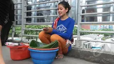Ninih si penjual Getuk namanya meroket lantaran tampang cantiknya bikin heboh media sosial (Liputan6.com/Herman Zakharia)