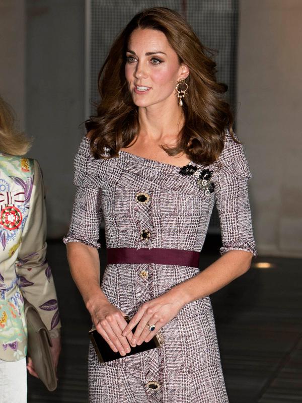 Duchess of Cambridge, Kate Middleton menghadiri pembukaan pameran fotografi di Museum Victoria & Albert, London, Rabu (10/10). Kate Middleton melengkapi penampilannya dengan clutch hitam berdesain sederhana. (AP PHOTO)