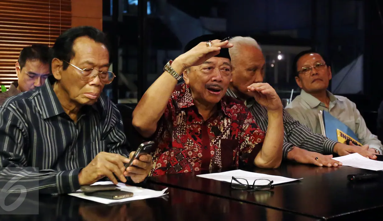 Oetojo Oesman (kedua kiri) didampingi tokoh Soksi lainnya memberi keterangan saat jumpa pers di Jakarta, Selasa (28/2). Munas tersebut mengabungkan tiga Soksi yang berbeda yaitu Soksi pimpinan Ade Komarudin (Akom). (Liputan6.com/JohanTallo)