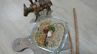 Makan bersama dengan menu bubur kanji rumbi khas Aceh membuat acara buka puasa menjadi lebih nikmat. (Liputan6.com/Dinny Mutiah)