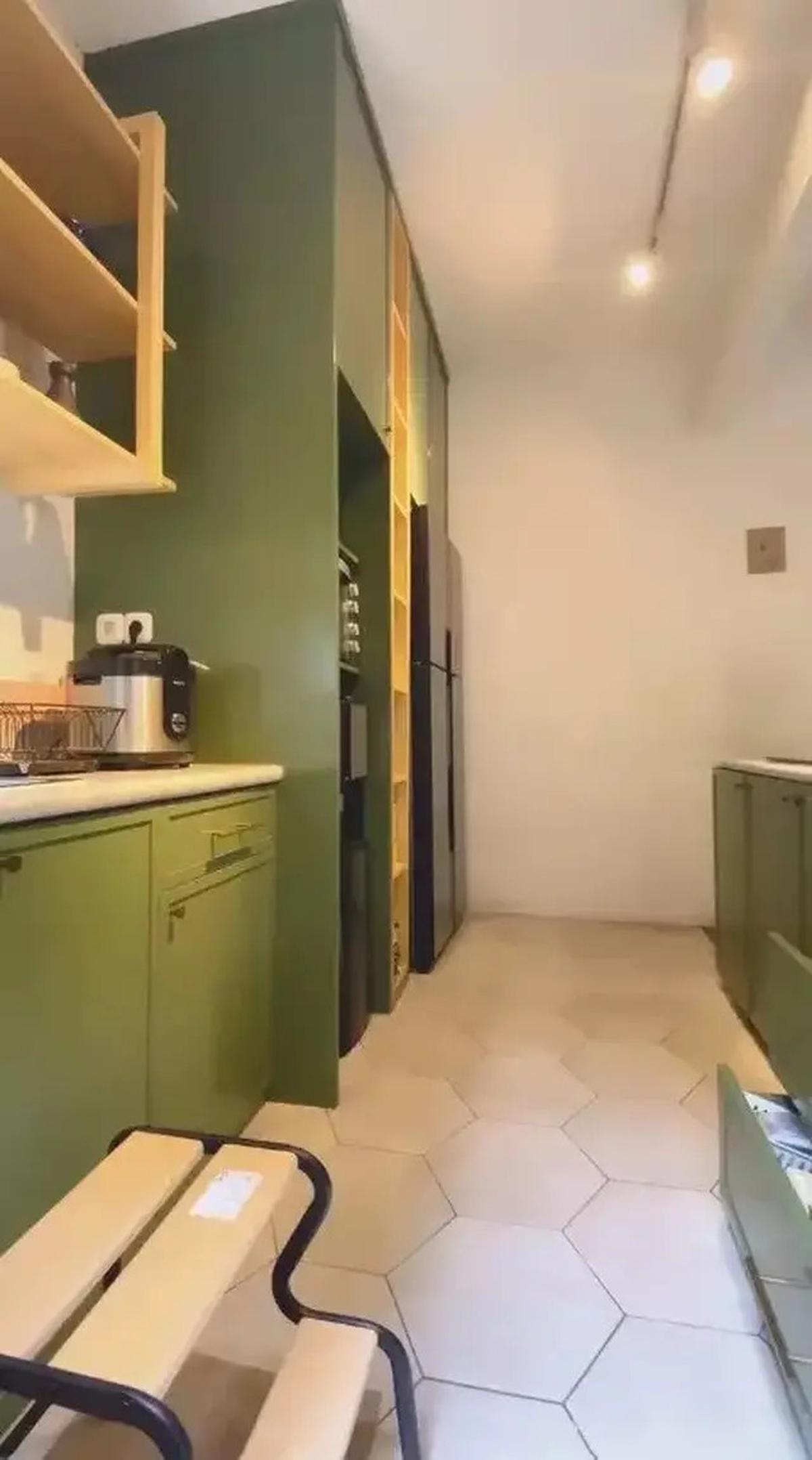 Potret Dapur di Rumah Enno Lerian, Model Nuansa Hijau Minimalis yang Menyegarkan