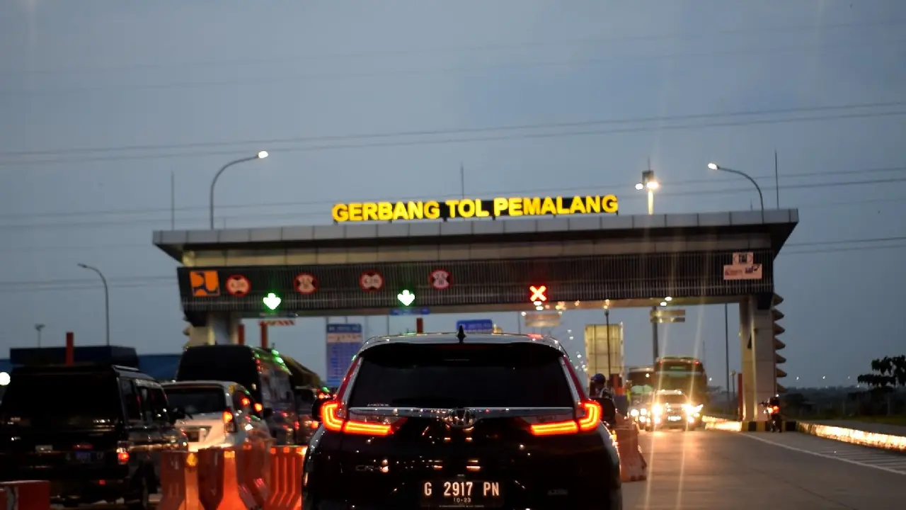 Suasana arus mudik lebaran 2019 H-2 di ruas Tol Pemalang-Batang, Jawa Tengah. (Foto: Liputan6.com/Polres Pemalang/Muhamad Ridlo)