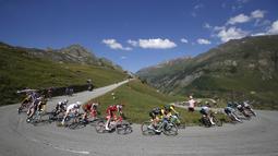 Adu cepat para pebalap saat menuruni bukit pada etape ke-11 Tour de France dari Albertville dan finish di La Rosiere Espace San BernardoPrancis (18/7/2018). Etape ini menempuh jarak 108.5 kilometers. (AP/Christophe Ena )