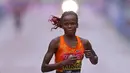 Brigid Kosgei dari Kenya berlari selama ajang London Marathon ke-40 kategori elit putri di London, Inggris, Minggu (4/10/2020). Juara bertahan Brigid Kosgei meraih kemenangan dalam dua jam 18,58 menit. (Richard Heathcote / POOL / AFP)