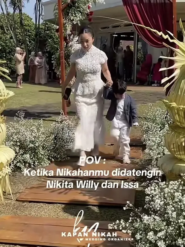 Nikita Willy saat Kondangan pakai heels putih. [@kapannikahwo]