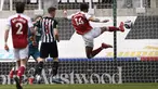 Penyerang Arsenal, Pierre-Emerick Aubameyang saat mencetak gol ke gawang Newcastle United pada pertandingan lanjutan Liga Inggris di stadion St James 'Park, di Newcastle, Inggris, Minggu (2/5/2021). Aubameyang diberikan gelar man of the match di pertandingan ini. (Stu Forster/Pool via AP)