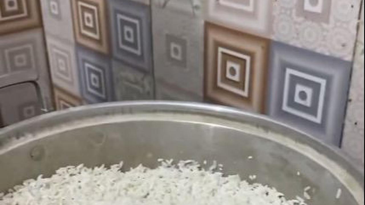 Tuangkan Beras