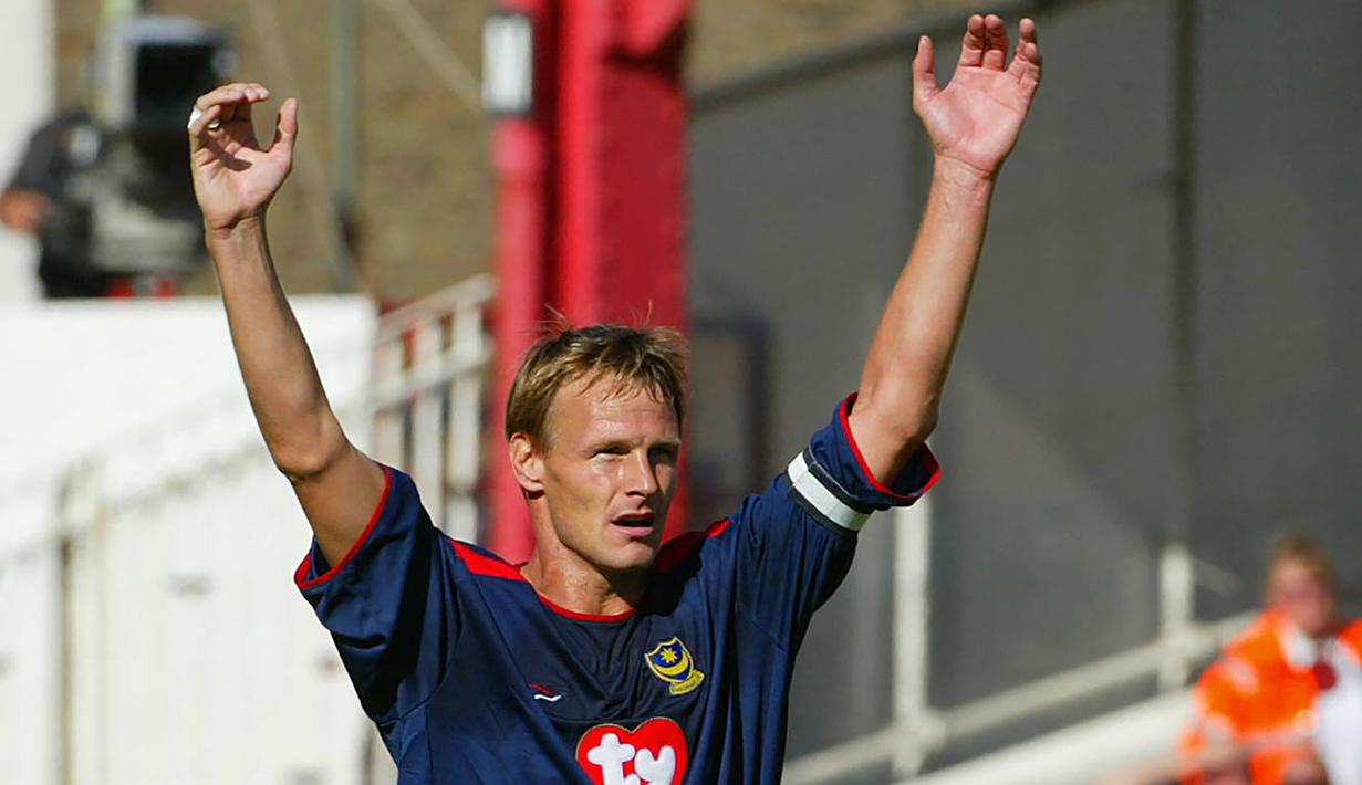 Teddy Sheringham. Striker berusia 55 tahun yang pensiun di Colchester United Juli 2008 ini menjadi pencetak hattrick tertua di Liga Inggris saat Portsmouth menang 4-0 atas tamunya Bolton pada pekan ke-3 musim 2003/2004, 26 Agustus 2003. Saat itu ia berusia 37 tahun dan 146 hari. (AFP/Odd Andersen)