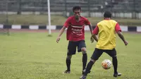 Gelandang Bali United, Fadhil Sausu, berusaha melewati rekannya saat latihan jelang uji coba melawan Persib di Stadion Siliwangi, Bandung. (Bola.com/Vitalis Yogi Trisna)