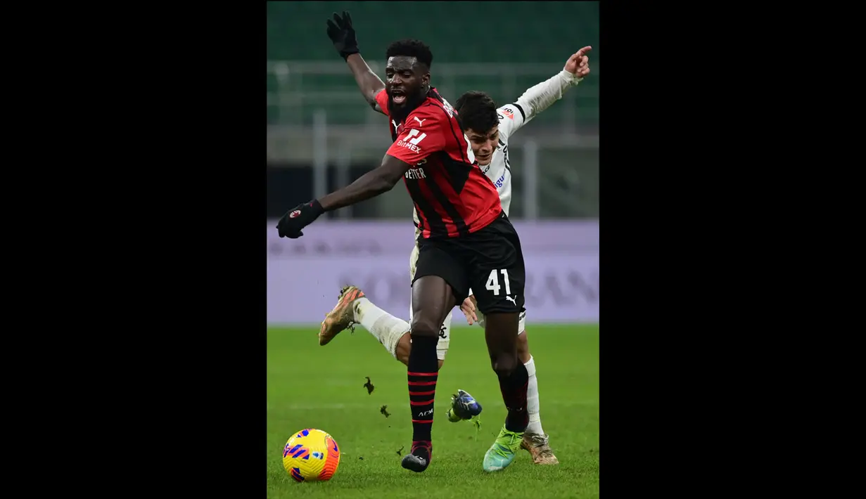 Pemain AC Milan, Tiemoue Bakayoko juga berganti nomor punggung untuk musim 2022/2023. Musim 2021/2022, gelandang bertahan asal Prancis ini mengenakan nomor punggung 41. Musim ini Bakayoko kembali memakai nomor punggung 14 yang pernah ia gunakan pada musim 2019/2020. (AFP/Miguel Medina)