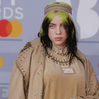 Billie Eilish saat tampil di karpet merah Brit Awards 2020 di London, Inggris. (TOLGA AKMEN / AFP)