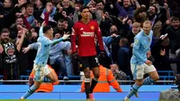 Reaksi pemain Manchester United Raphael Varane (tengah) saat Erling Haaland (kanan) dan Phil Foden merayakan gol ketiga Manchester City pada pertandingan sepak bola Liga Premier Inggris di Stadion Etihad, Manchester, Inggris, Minggu, 3 Maret 2024. (AP Photo/Dave Thompson)