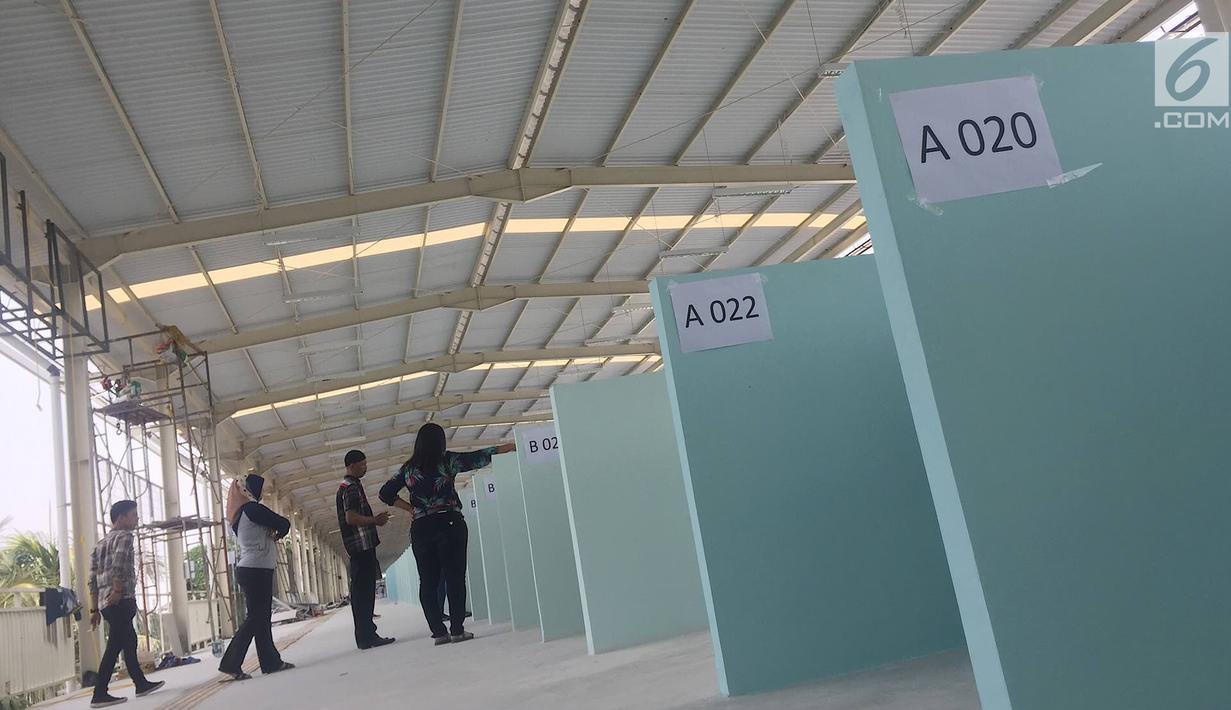 Warga beraktivitas di skybridge Tanah Abang, Jakarta, Senin (15/10). Meski belum selesai pembangunannya, namun jembatan multi guna yang menghubungkan Stasiun Tanah Abang dan Blok G Tanah Abang ini telah soft launching. (Liputan6.com/Immanuel Antonius)