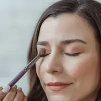 Ilustrasi eyeshadow brush (foto: Pexels/George Milton)