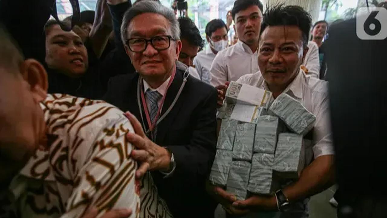 Hasil pemeriksaan, Maqdir Ismail dan Handika, mengaku tidak mengenal dan mengetahui latar belakang orang yang menyerahkan uang Rp27 miliar tersebut. Uang itu diserahkan oleh orang berinisial S dengan nominal USD 1,8 juta dolar Amerika atau setara Rp27 mil