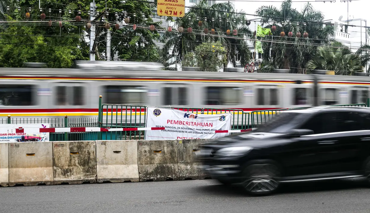 KRL Comutter Line melintas pada perlintasan sebidang yang sudah ditutup di sekitar Stasiun Palmerah, Jakarta, Senin (30/11/2020). Selain penataan tahap kedua Stasiun Palmerah, penutupan pelintasan juga dimaksudkan untuk menghilangkan pelanggaran lalu lintas dan kemacetan (Liputan6.com/Faizal Fanani)