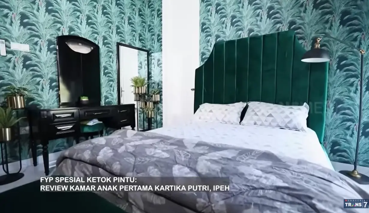 Masih di lantai dua, ada tiga kamar anak Karput dan Habib Usman. Kamar berikut merupakan kamar Ipeh, yang sedang menuntut ilmu di Yaman. Sedangkan disebelahnya kamar anak laki-lakinya dengan warna yang berbeda. [Youtube/TRANS7 OFFICIAL]