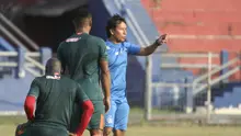 Pelatih interim Persik Kediri, Alfiat, memberikan instruksi saat sesi latihan. (Bola.com/Gatot Susetyo)