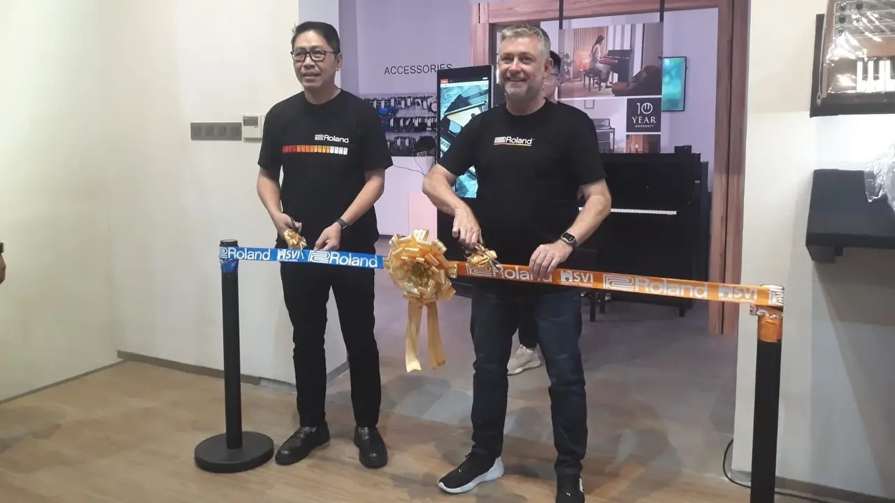 CEO SVI Setiawan Winarto dan CEO Roland Asia Pacific Nick Meddleton saat pembukaan official store Roland pertama Asia Tenggara di Jakarta. (Istimewa)