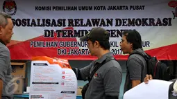 Petugas KPU saat mengadakan sosialisasi Pilkada DKI 2017 di Terminal Senen, Jakarta, Minggu (18/12). Sosialisasi ini dilakukan untuk mengajak warga menggunakan Hak suaranya dalam Pilkada DKI pada Februari 2017 mendatang. (Liputan6.com/Johan Tallo)