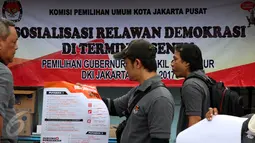 Petugas KPU saat mengadakan sosialisasi Pilkada DKI 2017 di Terminal Senen, Jakarta, Minggu (18/12). Sosialisasi ini dilakukan untuk mengajak warga menggunakan Hak suaranya dalam Pilkada DKI pada Februari 2017 mendatang. (Liputan6.com/Johan Tallo)