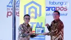 Direktur Utama PT Bank Tabungan Negara Haru Koesmahargyo (kanan) dan Direktur Utama PT Pos Indonesia Faizal R. Djoemadi menunjukkan papan tanda layanan e'BataraPos di Kantor Pos, Rabu (30/06/2021). Bank BTN dan Pos Indonesia bergandengan tangan meluncurkan e’BataraPos. (Liputan6.com/HO/BTN)