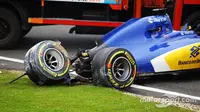 Pebalap Sauber, Marcus Ericsson, mengalami kecelakaan saat FP3 GP Inggris di Sirkuit Silverstone, Sabtu (9/7/2016). (Motorsport)