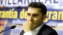 Gaya pelatih baru Villarreal, Ernesto Valverde saat presentasinya yang pertama di Madrigal Stadium, Villarreal, 3 Juni 2009. AFP PHOTO/DIEGO TUSON 