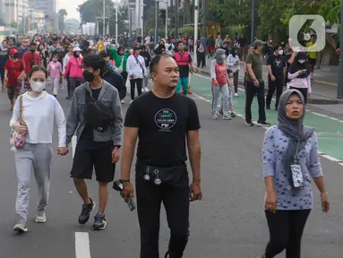 Warga berolahraga di kawasan bundaran HI, Jakarta, Minggu (12/6/2022). Car Free Day di kawasan Sudirman-Thamrin dimanfaatkan warga untuk berolah raga dan ber foto-foto. (Liputan6.com/Herman Zakharia)