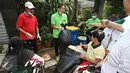 Bakal Calon Gubernur DKI Jakarta, Sandiaga Uno (tengah) saat ikut serta dalam rangka peringatan Hari Sampah Nasional oleh Yayasan Chesire, Young Voices Indonesia, dan Indonesia Setara Foundation di Jakarta, Minggu (13/3). (Liputan6.com/ Immanuel Antonius)